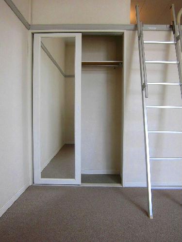 収納　鏡付きクローゼット