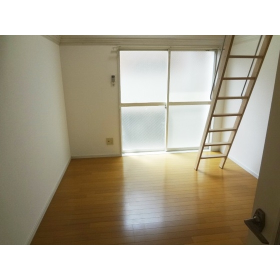 居室・リビング　４帖のロフト付６帖の洋室