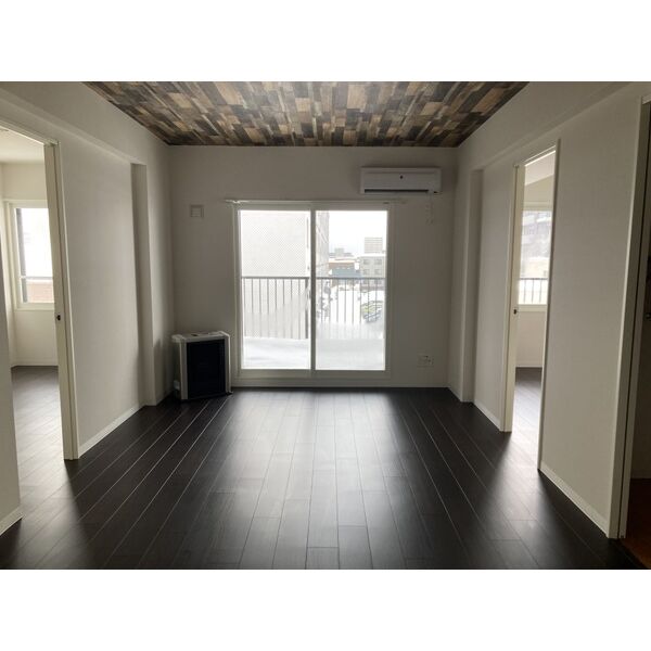 居室・リビング　別階同号室内観です