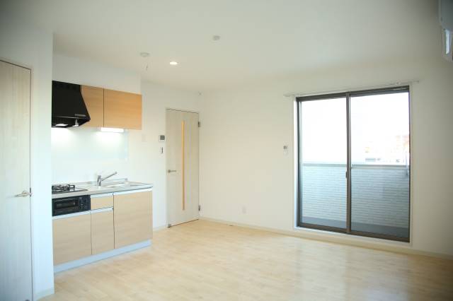 居室・リビング　家具の配置に困らないリビングですね