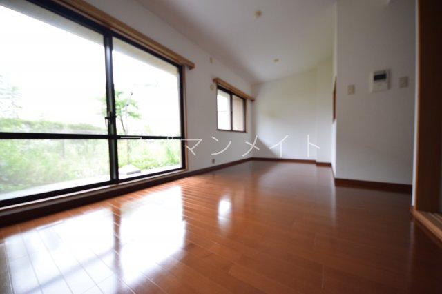 その他部屋・スペース　開放的な寝室です