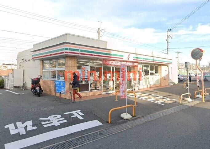 コンビニ　セブンイレブン摂津千里丘4丁目店（コンビニ）まで383m