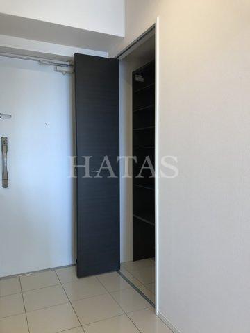 玄関　同物件別部屋になります。