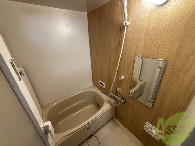 バス・シャワールーム　落ち着いたデザインの浴室。ゆったりできそうです。