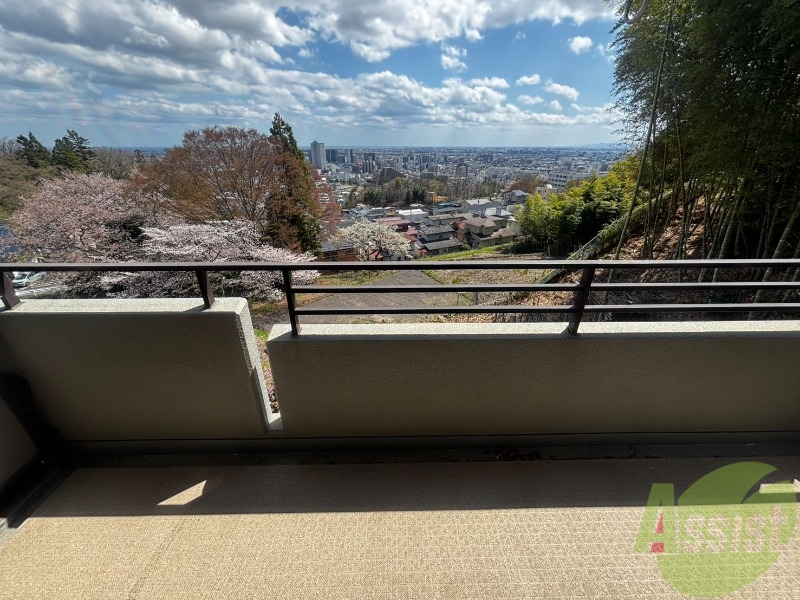 バルコニー　バルコニーは南向きです。暖かい日差しが望めそうですね。