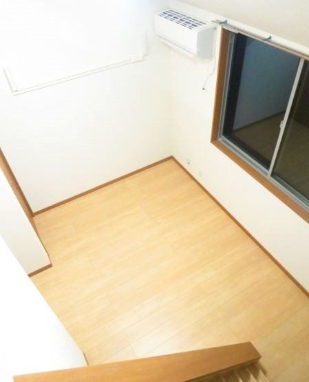 居室・リビング　同建物別号室の写真です。