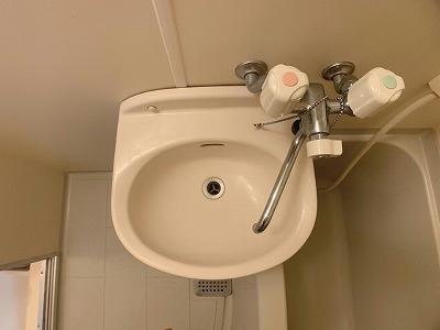 洗面設備　同タイプ物件の為、形状や間取寸法、色調等が実際とは異なります