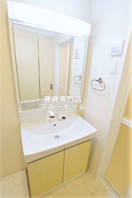 洗面設備　女性が喜ぶ縦型照明器付き独立洗面台です！