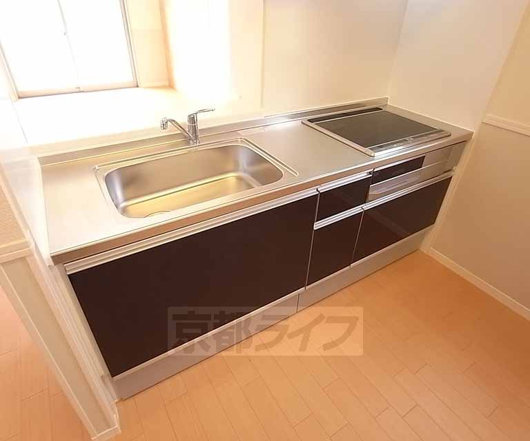 キッチン　３口ＩＨコンロ付きシステムキッチンです。