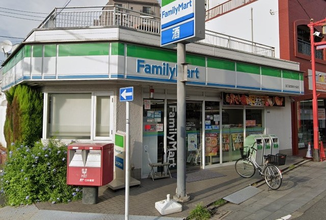 コンビニ　ファミリーマート田口屋西新井大師店（コンビニ）まで438m