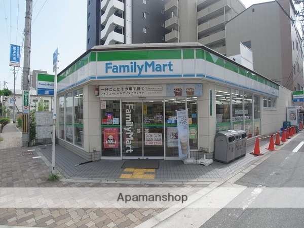 コンビニ　ファミリーマート（コンビニ）まで300m