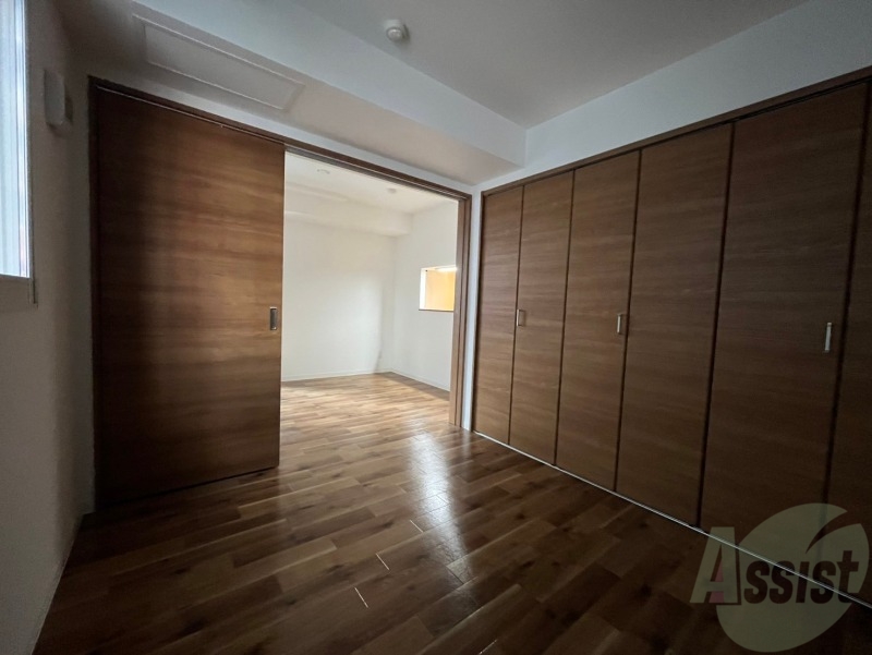 その他部屋・スペース　寝室はこちらです。光が差し込む、温かみのあるお部屋です。