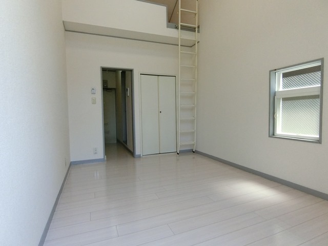 居室・リビング　天井が高いのでお部屋が広く感じます。