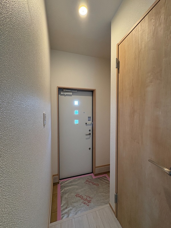 玄関　参考写真：建具や床の色合い等は現地をご確認下さい。