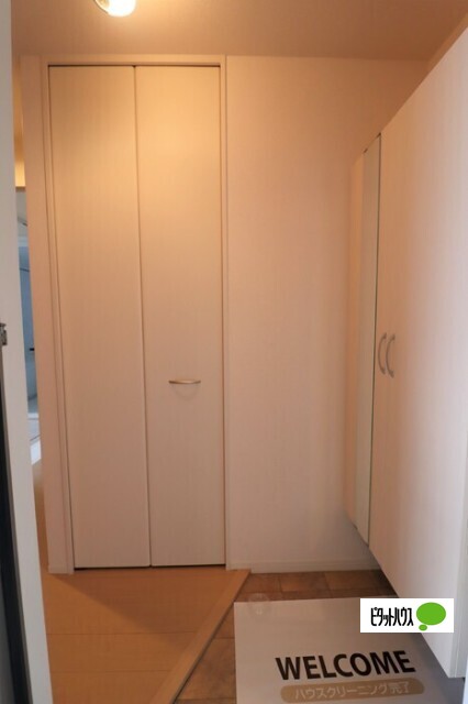 玄関　※別のお部屋の写真です。（反転タイプ）