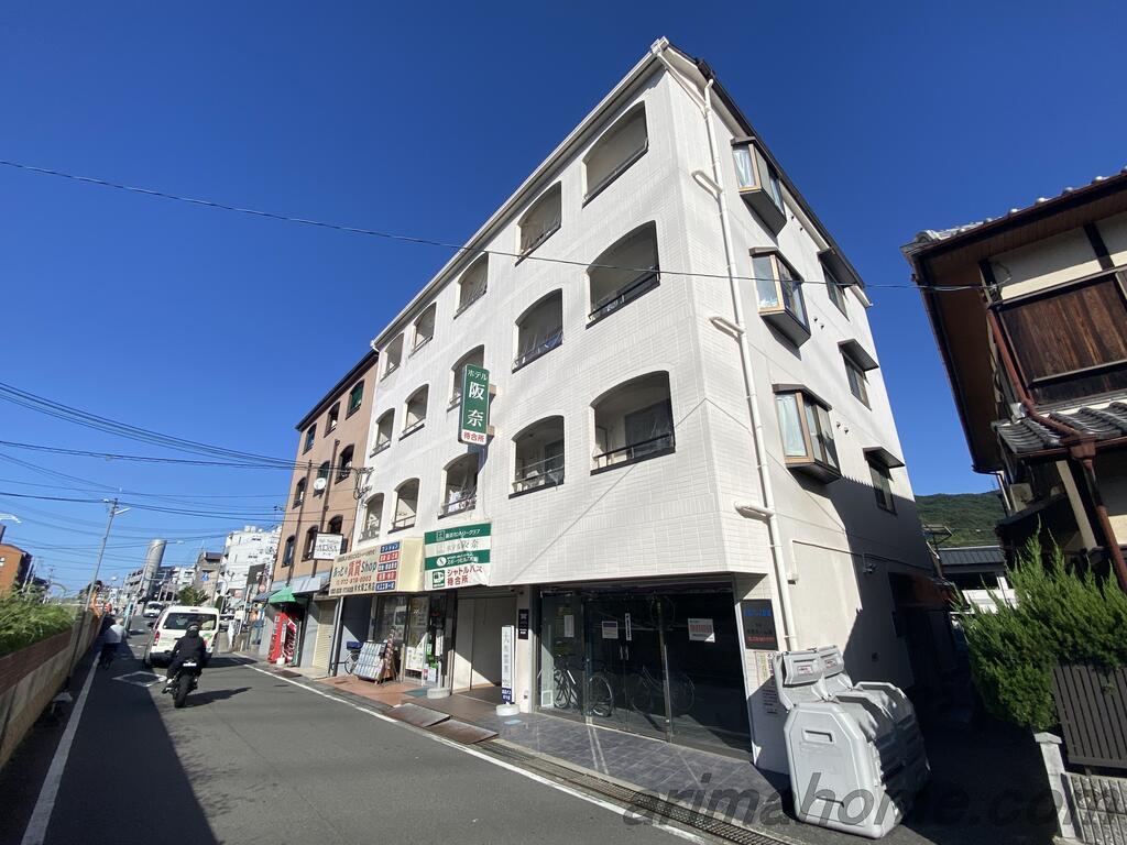 建物外観　鉄骨造4階建て