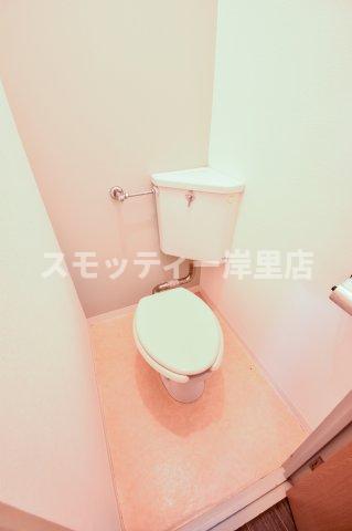 トイレ　落ち着いた色調のトイレです
