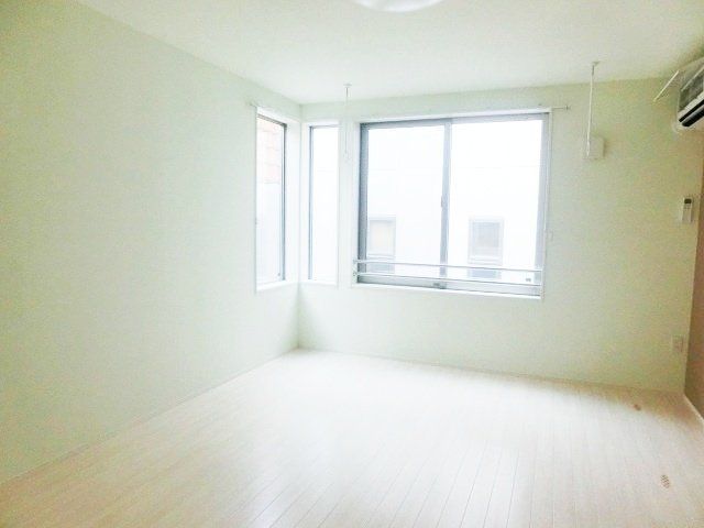 居室・リビング　2面採光の明るいお部屋です