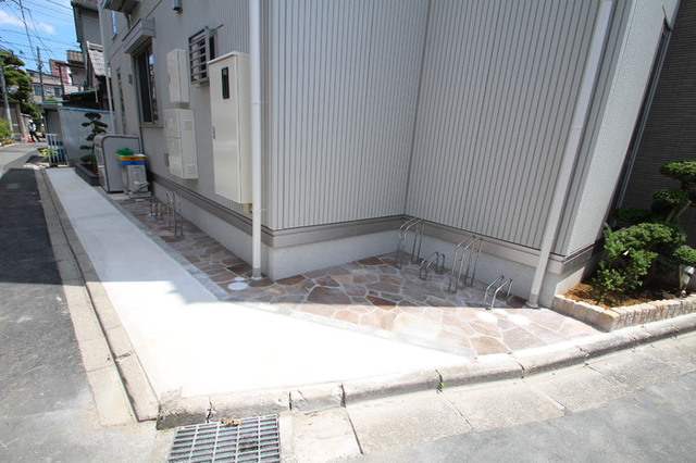 その他　駐輪場は各戸１台あり