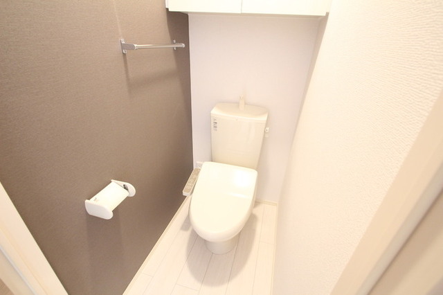トイレ　温水洗浄暖房便座付きトイレにはアクセントクロスを採用！