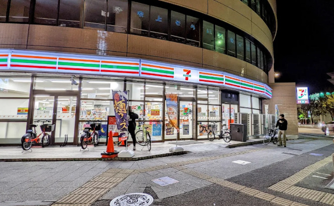 コンビニ　セブンイレブン 名古屋吹上駅前店（コンビニ）まで493m