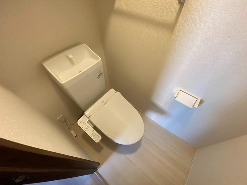 トイレ　※他号室の参考写真となります