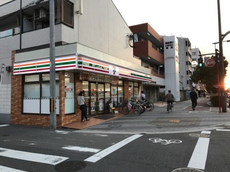 コンビニ　セブンイレブン（コンビニ）まで525m
