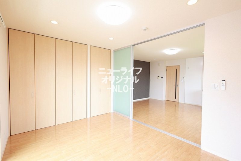 その他部屋・スペース　壁一面に天井の高さを活かした収納付き☆