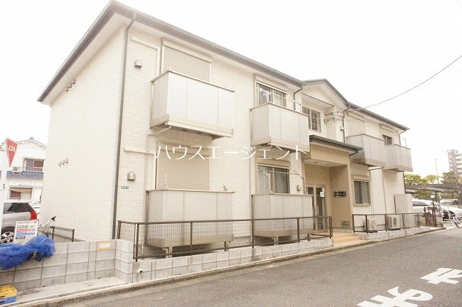 建物外観　2階建てのキレイな建物です。