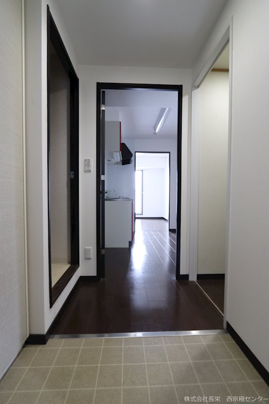 玄関　※反転タイプ・別号室の写真です★（実際のお部屋とは異なります