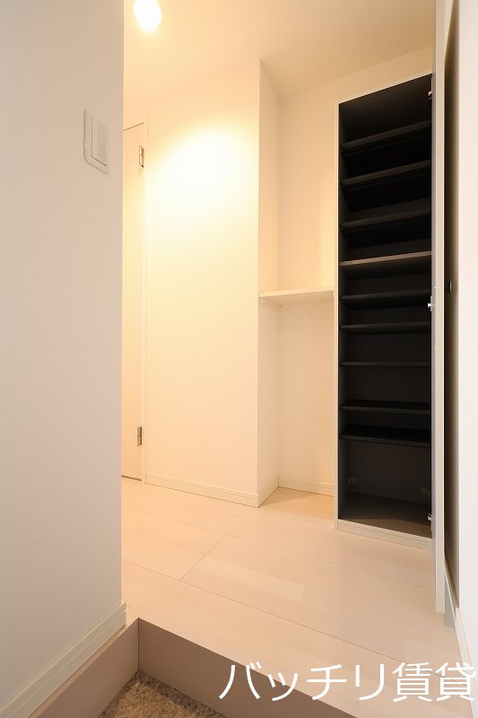 玄関　同型タイプの為、現状を優先いたします。