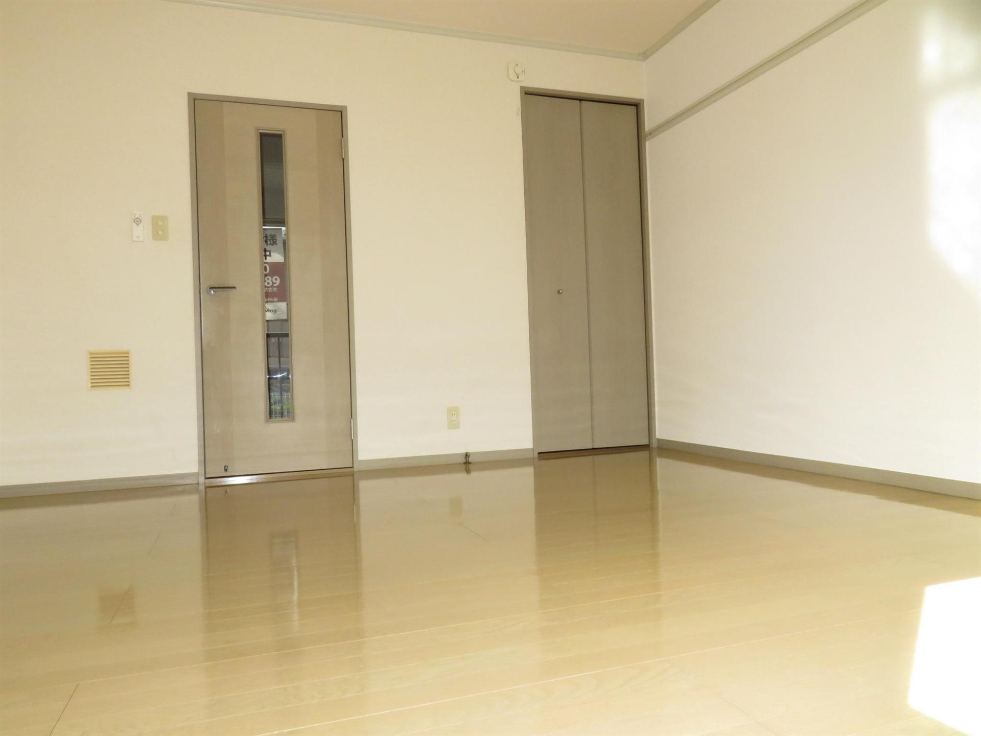 居室・リビング　温かみのある洋室8帖となっております。