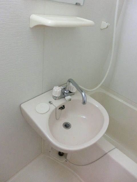 洗面設備　鏡付の洗面台です