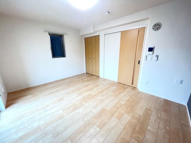 その他部屋・スペース　開放的な寝室です