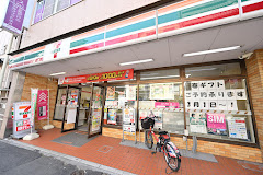 コンビニ　セブンイレブン 新宿岩戸町店（コンビニ）まで378m