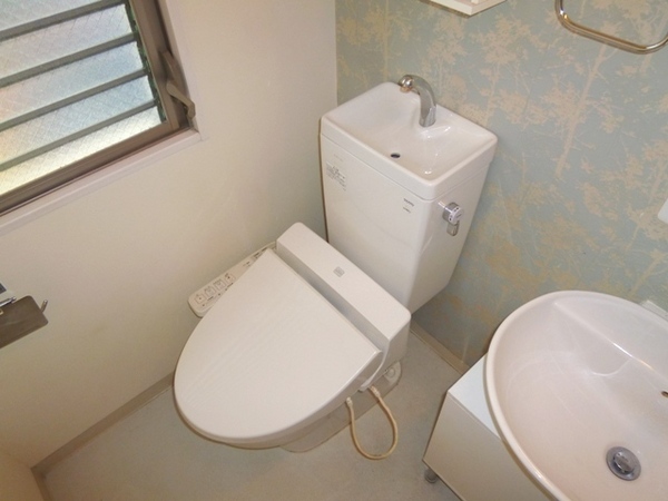 トイレ　温水洗浄便座付きのトイレです♪