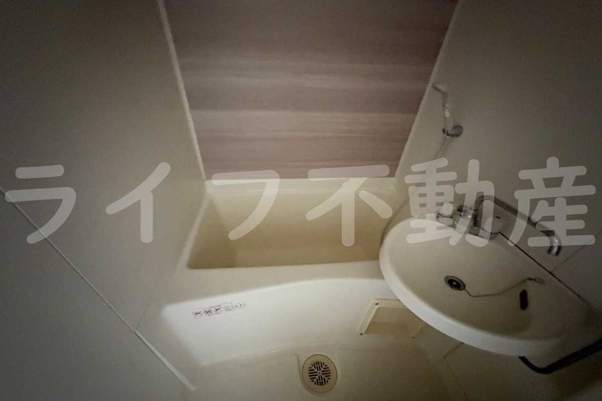 バス・シャワールーム　コンパクトで使いやすいお風呂です