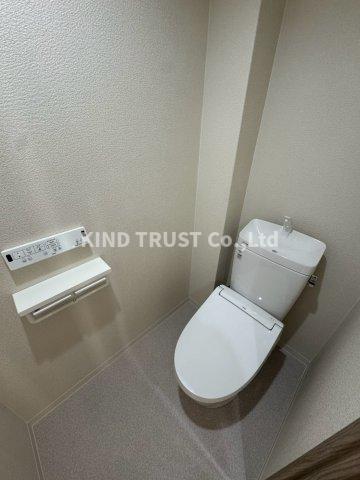 トイレ　落ち着いた色調のトイレです