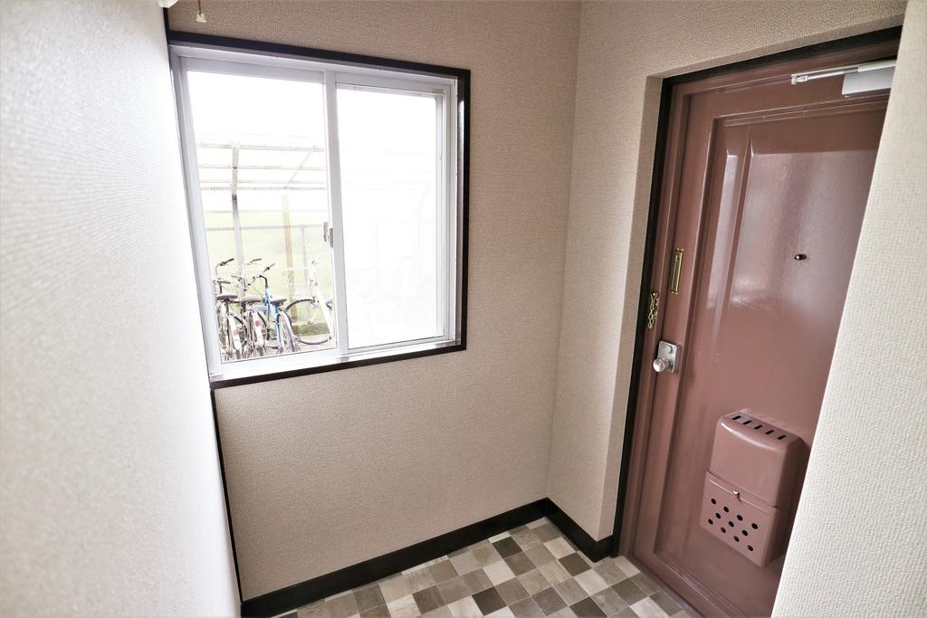 玄関　窓のある明るい玄関