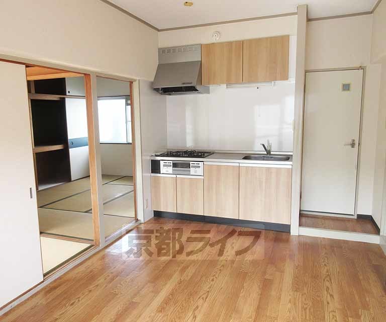 居室・リビング　玄関入ってすぐのお部屋です・