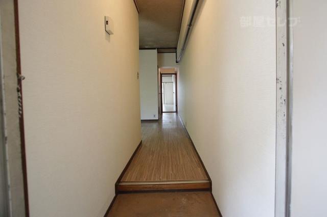 玄関　玄関から見た写真です。