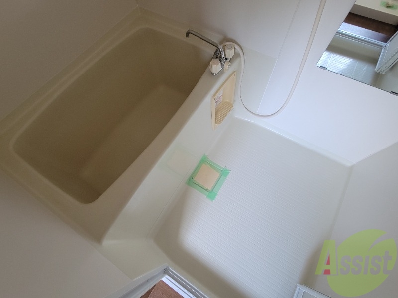 バス・シャワールーム　お風呂場はこちらです。肩まで浸かることが出来そうですね。