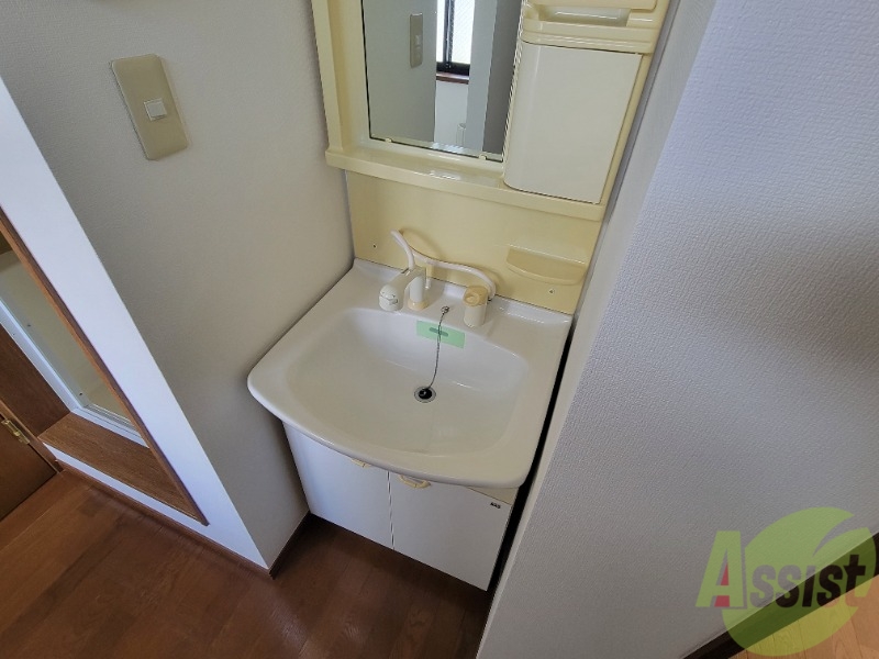 洗面設備　洗面台は独立洗面台です。毎日の身支度が楽しくなりそうですね。