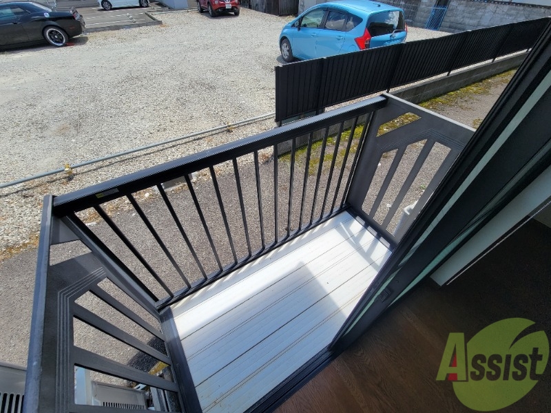 バルコニー　バルコニーはこちらです。長さも幅もちょうどいい広さですね。