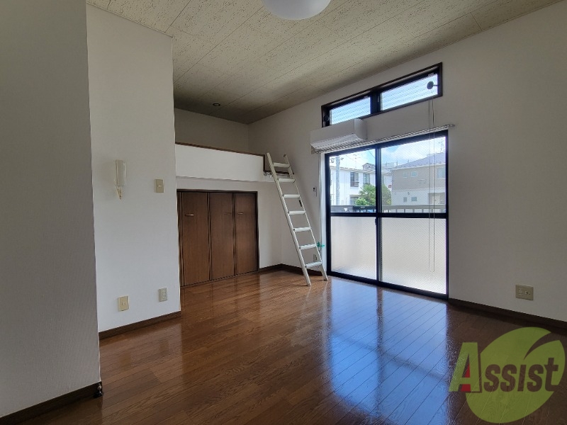 居室・リビング　洋室は９帖の洋室になります。広々していてリラックスできそう