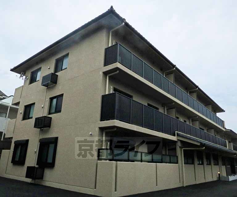 京都市北区衣笠北天神森町のマンションの建物外観