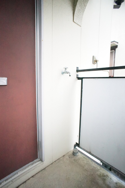 その他　洗濯機置場が室外にあるのでお部屋を広々お使いいただけます。