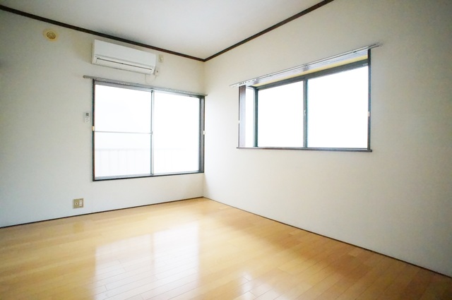 居室・リビング　２面採光なので、明るく風通しのよいお部屋です♪