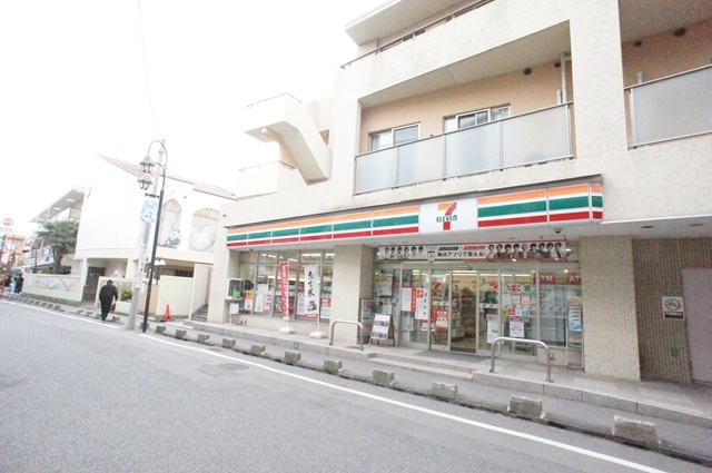 コンビニ　セブンイレブン（コンビニ）まで687m