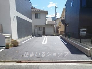 駐車場　敷地内の駐車場は縦列区画です